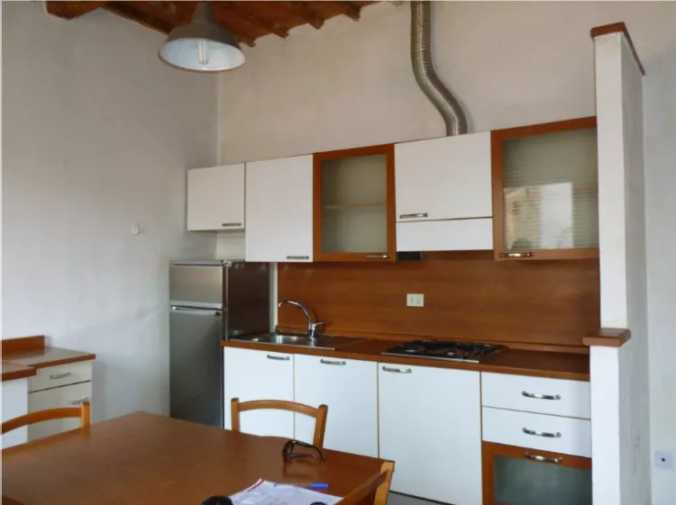 appartamento ad empoli in zona centrale con soffitta praticabile cucina
