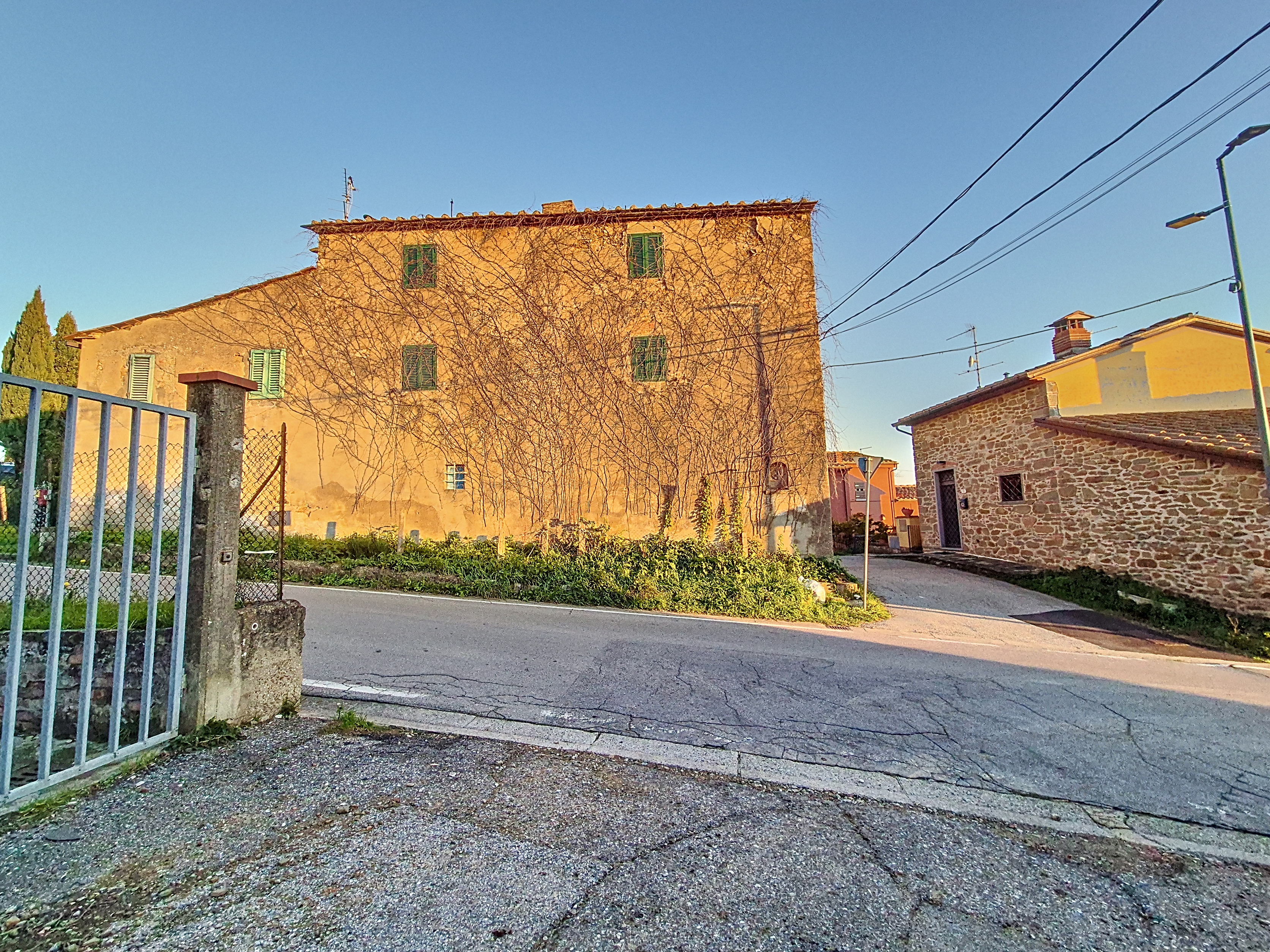 casa castra capraia e limite in pietra