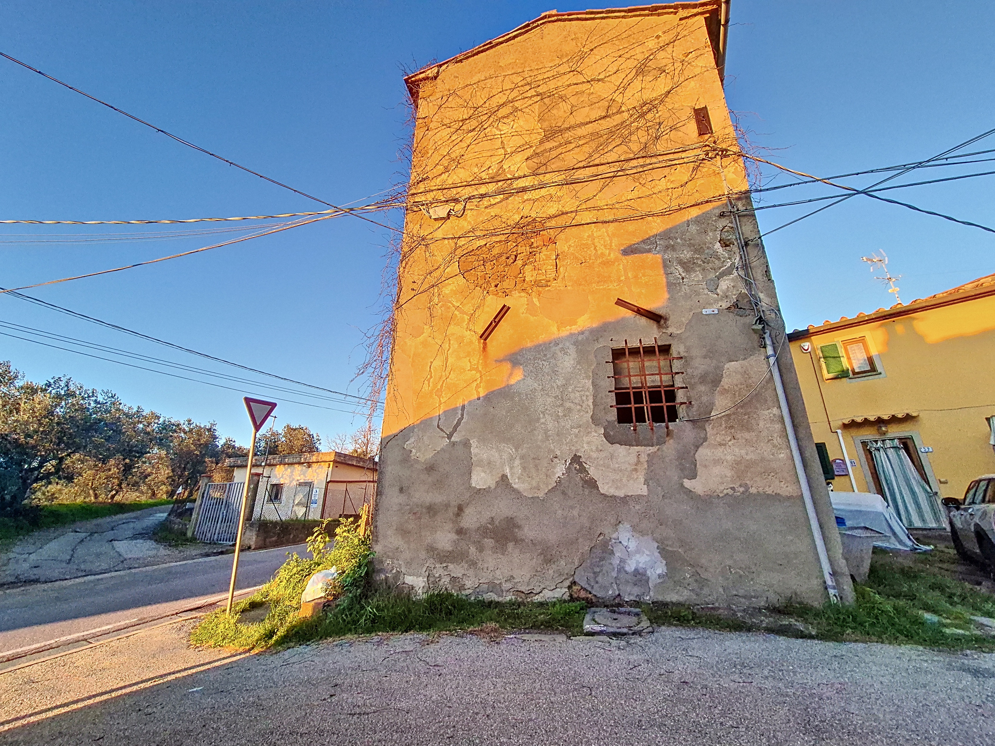 casa castra capraia e limite vista laterale