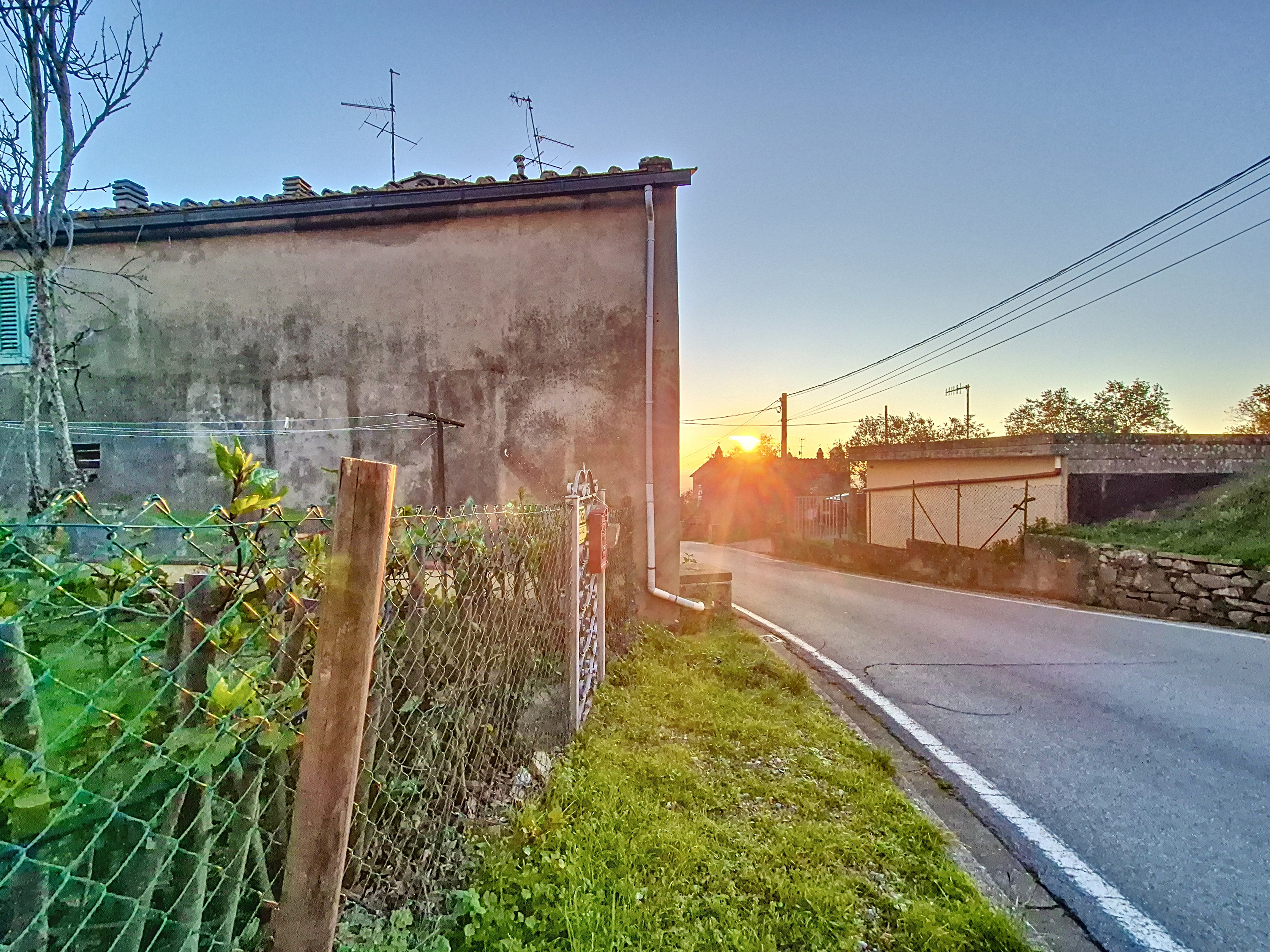 casa castra capraia e limite vista di lato