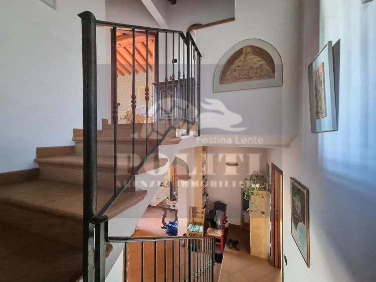 empoli_casa_in_vendita_panoramica_piano_primo_vano scale e soggiorno